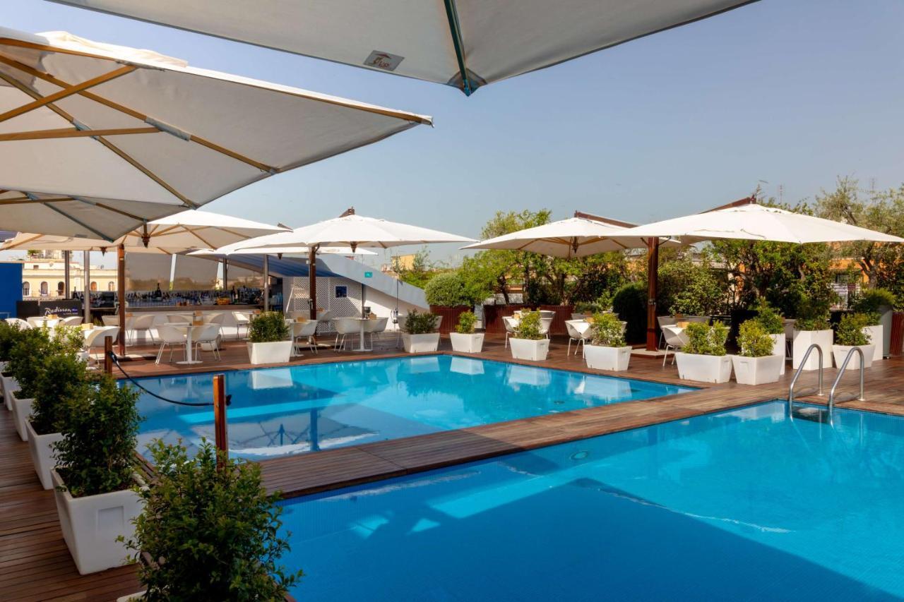 Radisson Blu Es. Hotel, Roma Exterior foto The pool at the hotel