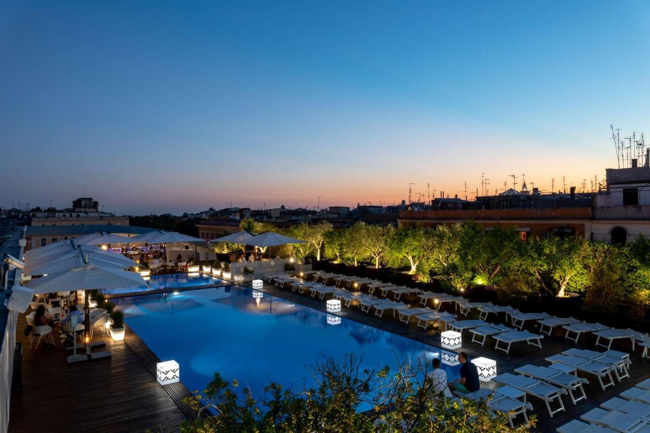 Radisson Blu Es. Hotel, Roma Exterior foto The pool at the hotel